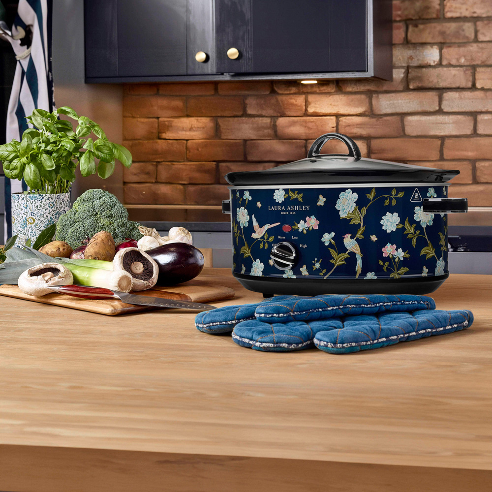 Laura Ashley Elveden VQSLWC6LLAENUK Navy 6.5L Slow Cooker Image 2