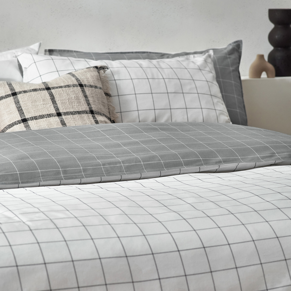 Yard Howarth Double Black and White Duvet Set Image 3