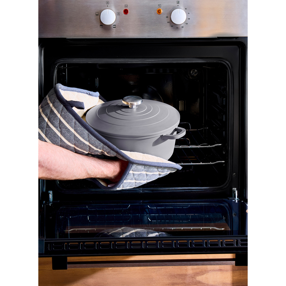 Morphy Richards 24cm 4.1L Grey Cast Aluminium Casserole Dish Image 7