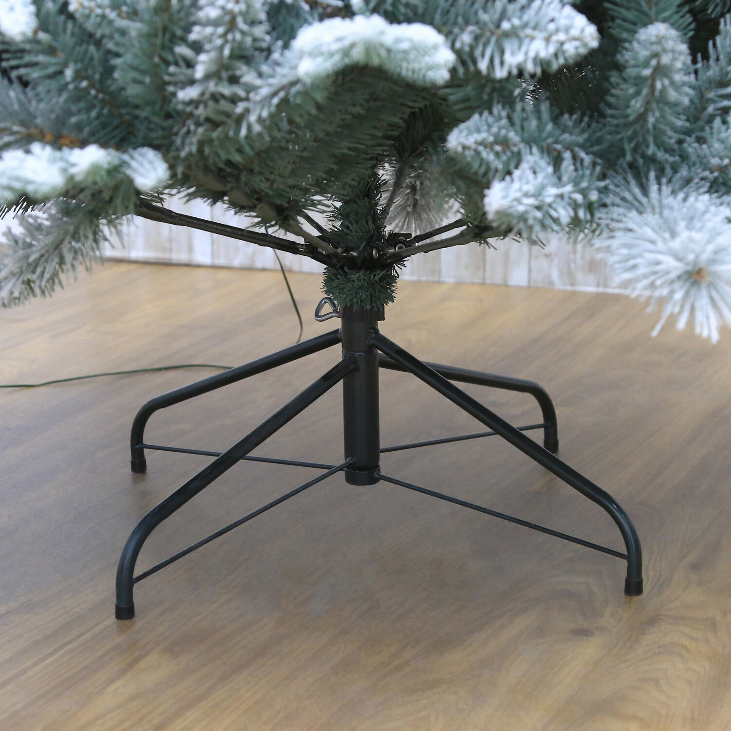 Baroness Pre Lit Tree 6.5ft Image 5