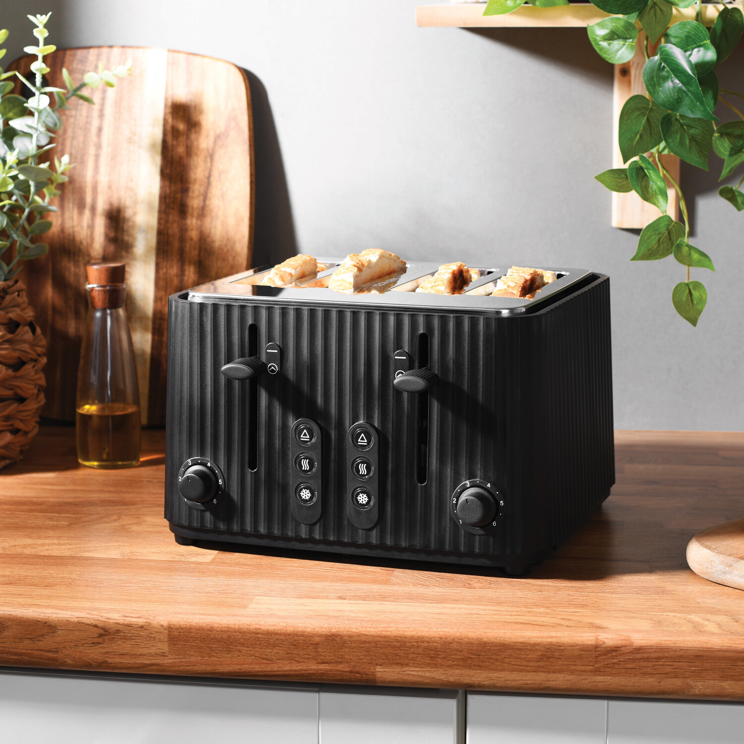 Kitchen Master 4 Slice Toaster  - Black Image 2