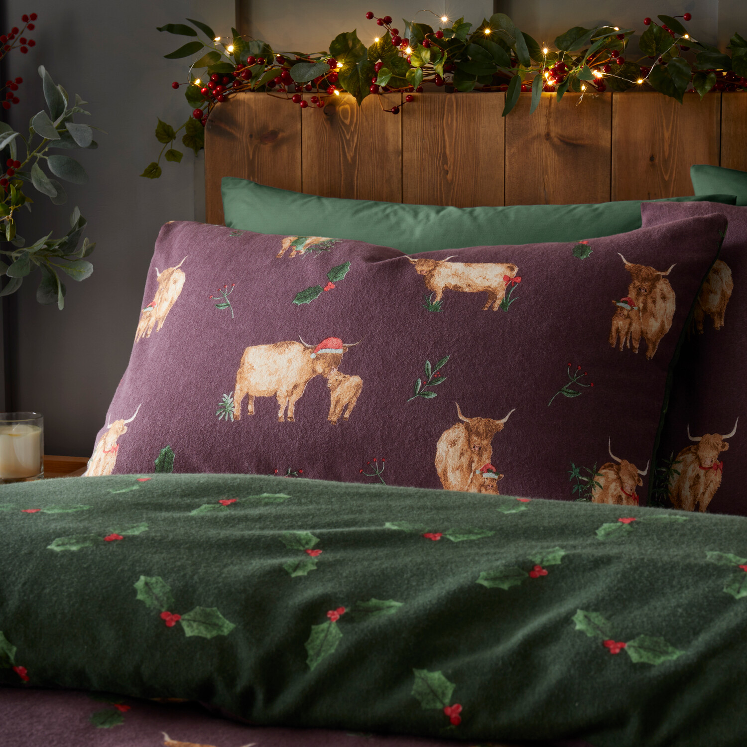 Christmas Highland Cows Duvet Set Burgundy and Green Superking Image 5