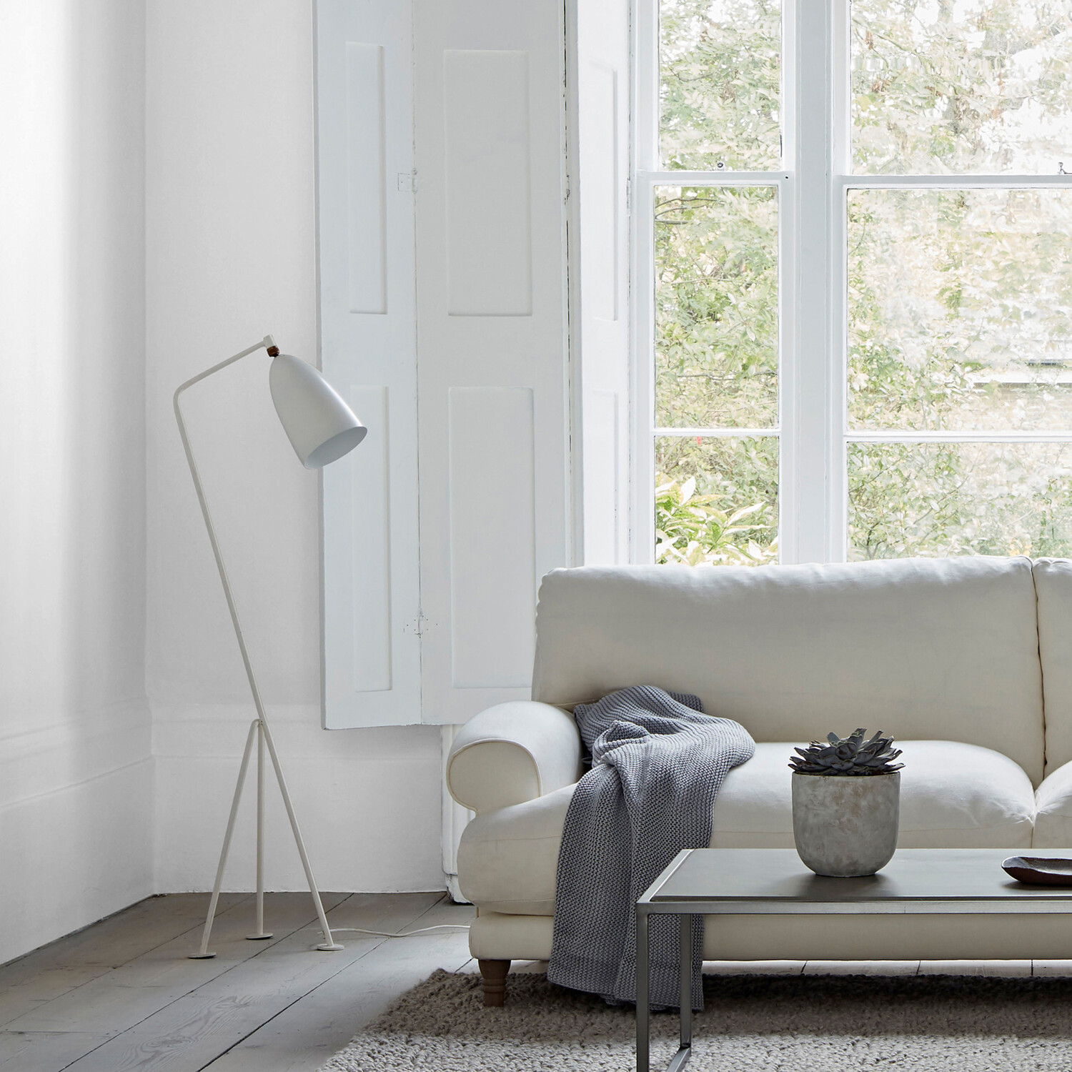 Crown Breatheasy Walls & Ceilings Pure Brilliant White Silk Emulsion Paint 2.5L Image 5