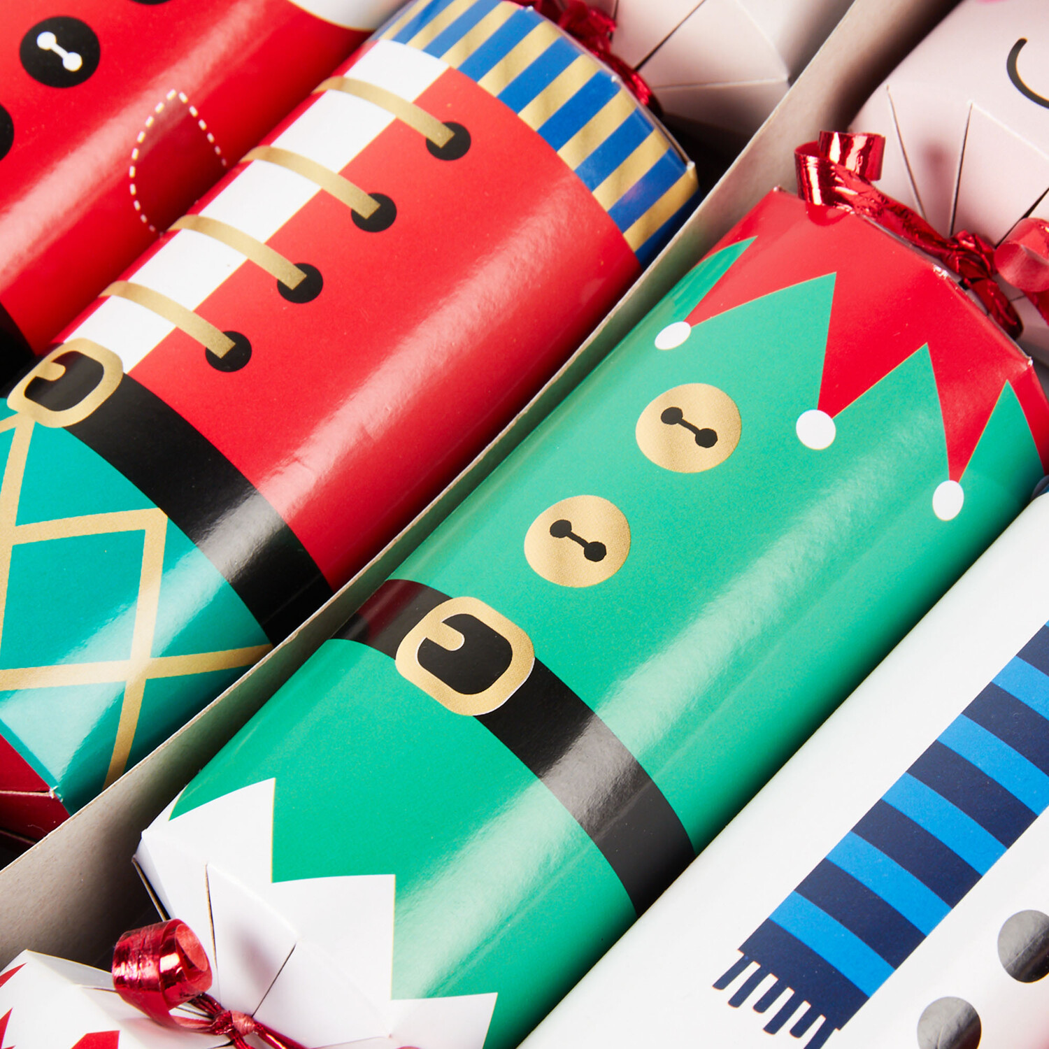 Pack of 16 Santa and Friends Crackers Image 3