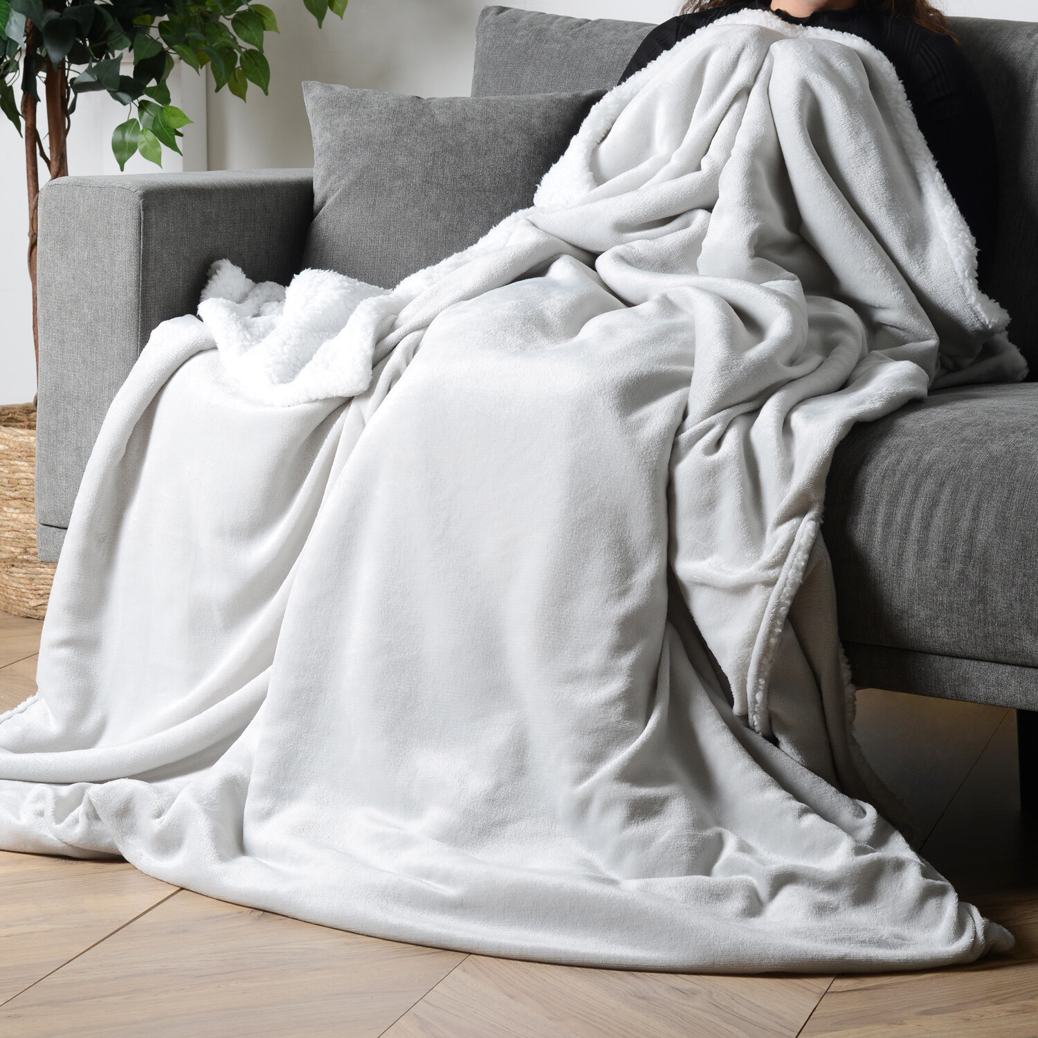 Divante Foot Pocket Throw - Silver Image 2