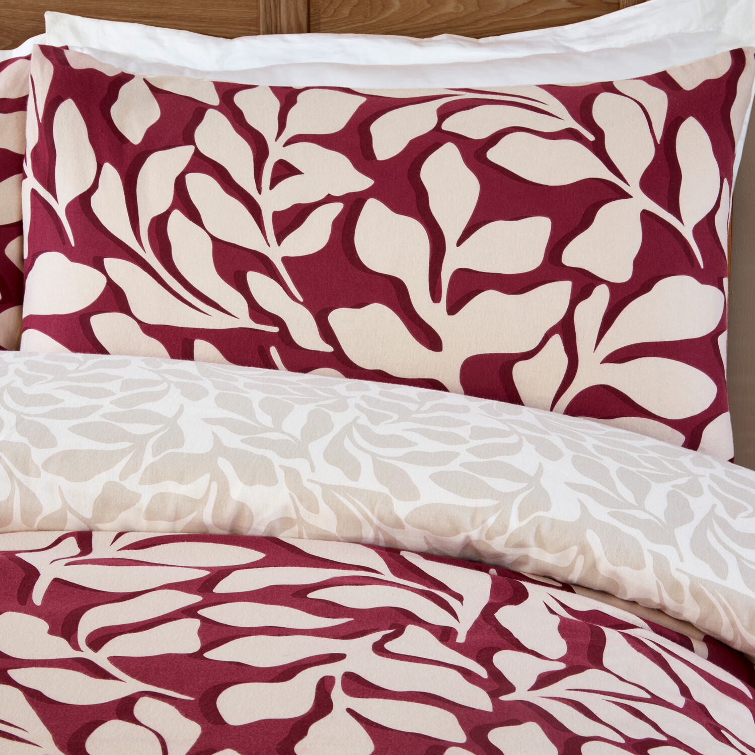 Carolina Leaf Duvet Set Burgundy King Image 3