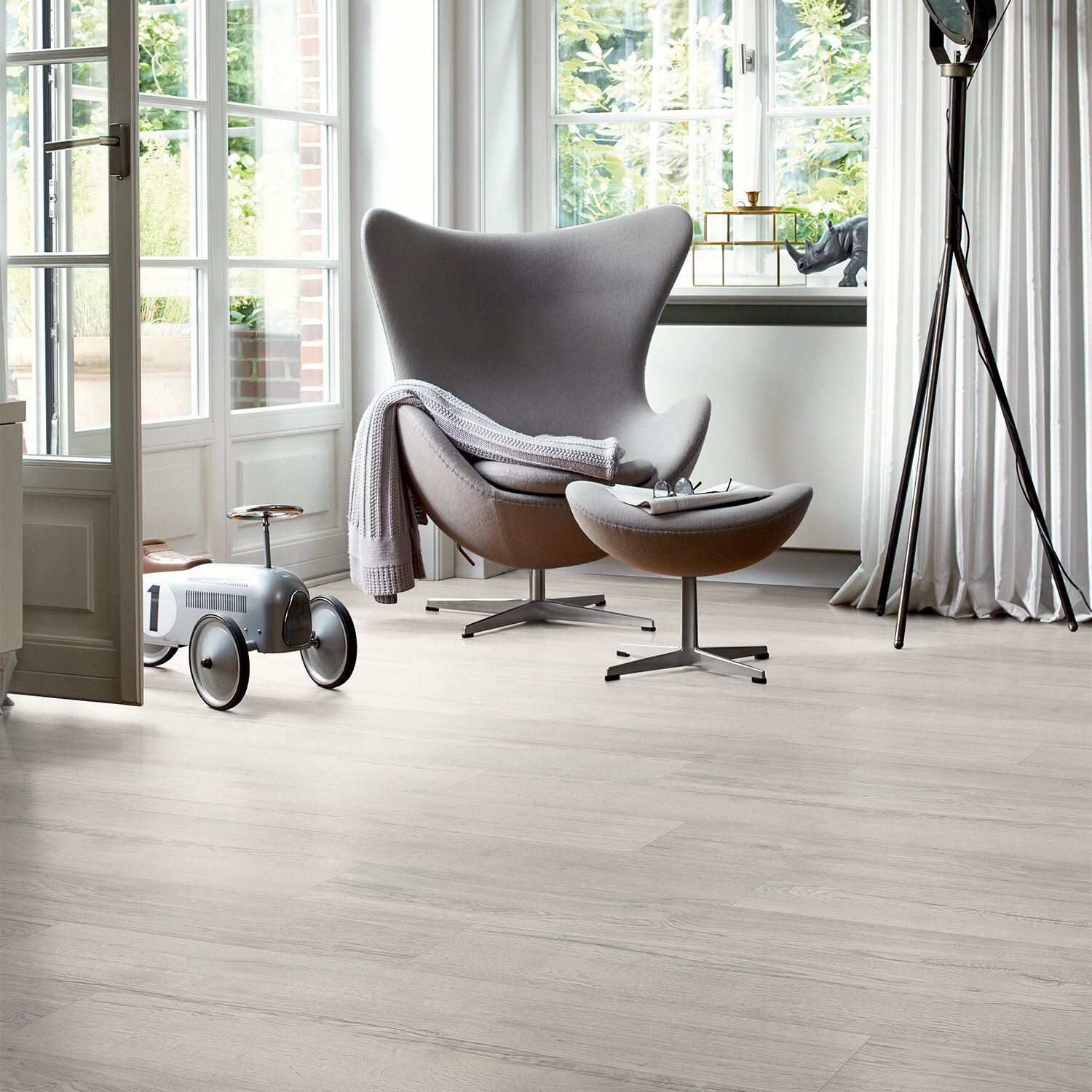Egger 8mm Laminate Flooring Sample Grey Elva Oak Image 2