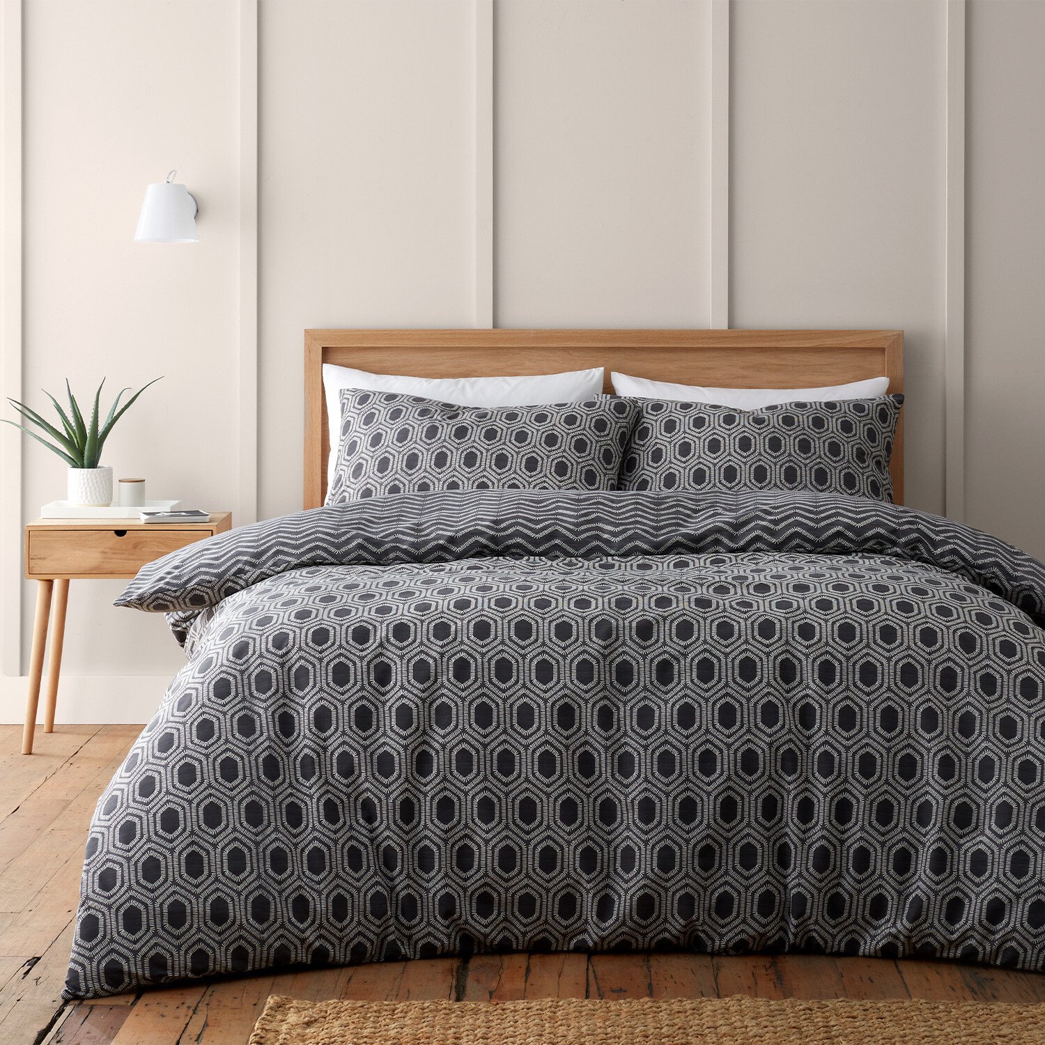 Divante Iona Geo Duvet Cover and Pillowcase Set - Black / King Image 1