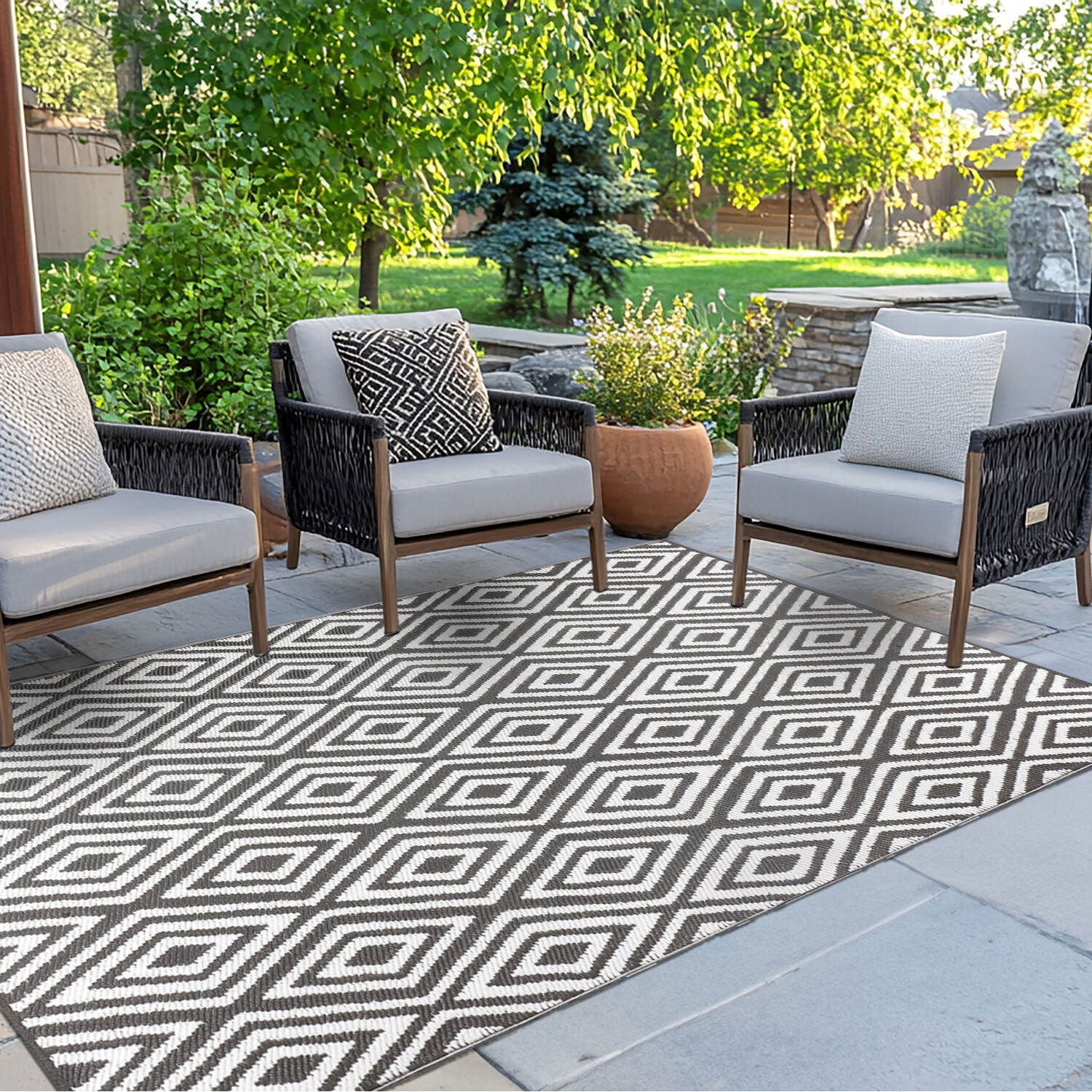 Chevron Breeze Outdoor Rug - Grey Image 4