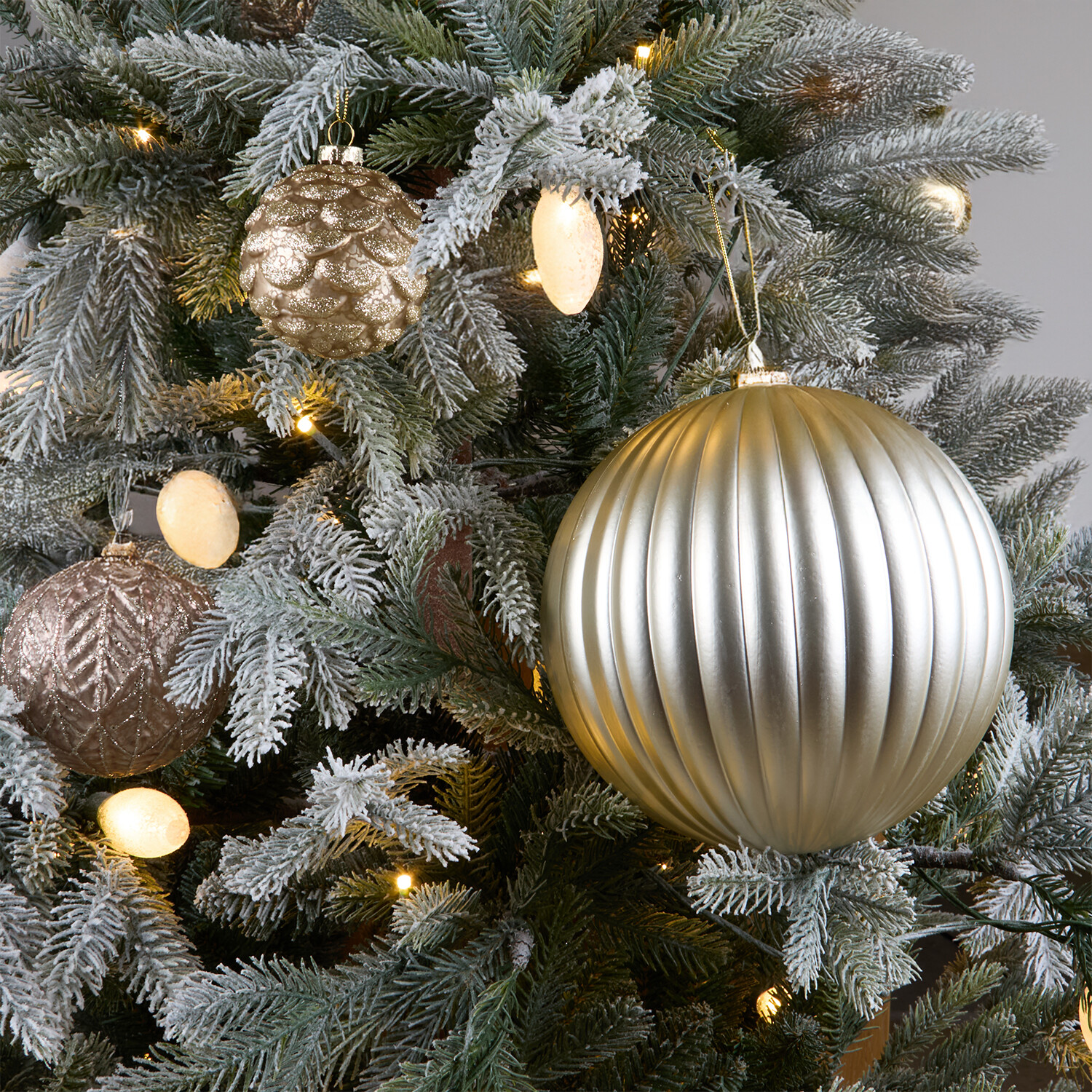 Pack of 3 XL Shiny Baubles Champagne Image 9