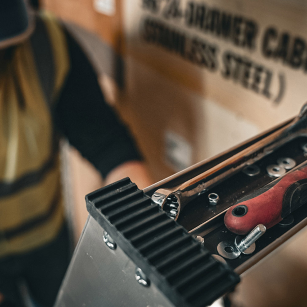 Lyte Ladders and Towers MagnaStep 3 Tread Aluminium Platform Step Ladder Image 7