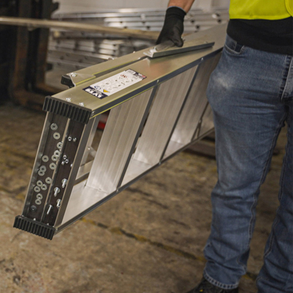 Lyte Ladders and Towers MagnaStep 4 Tread Aluminium Swingback Step Ladder Image 6