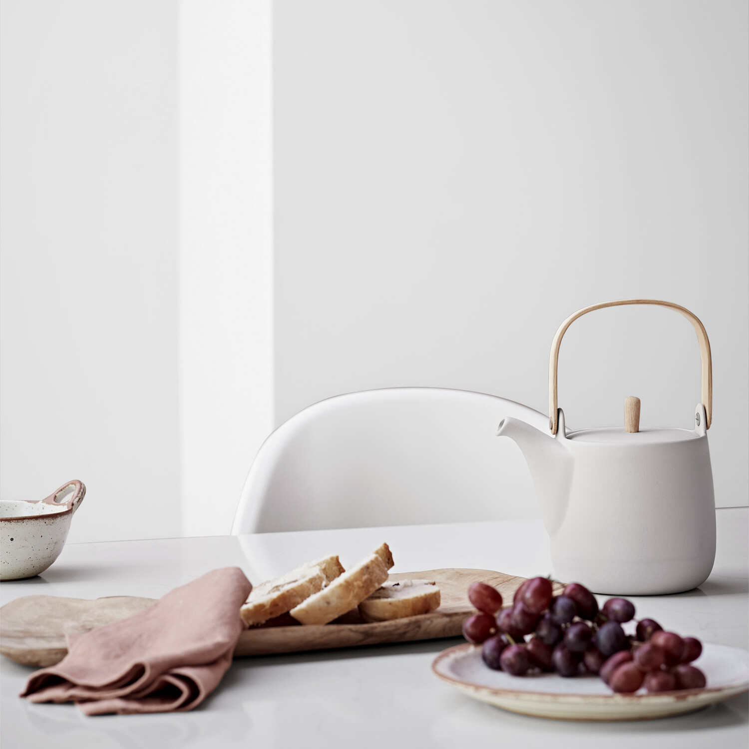 Crown Easyclean Kitchen Paint - Pure Brilliant White / 2.5l Image 2