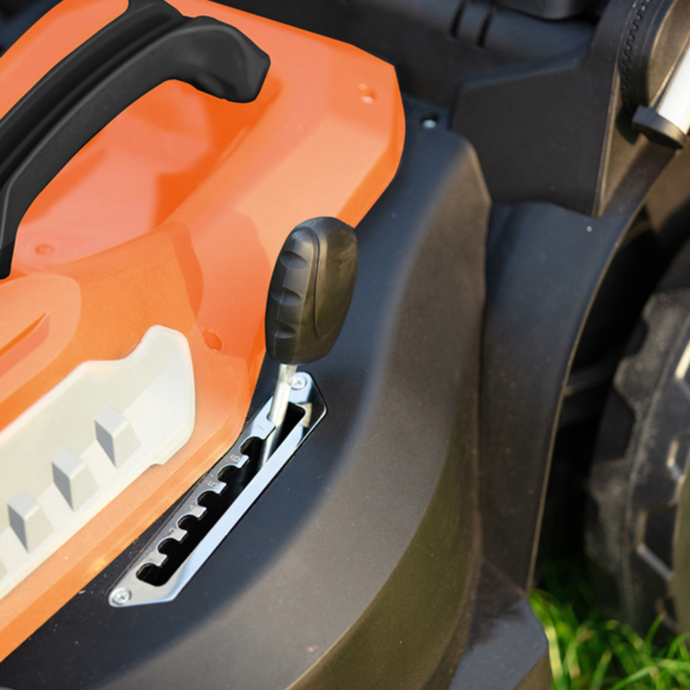 Yard Force EM U44-UK 1800W Hand Propelled 44cm Rotary Electric Lawn Mower Image 5