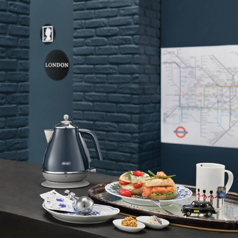 De'Longhi DL4301 London Blue Icona Capitals 1.7L Electric Kettle Image 2