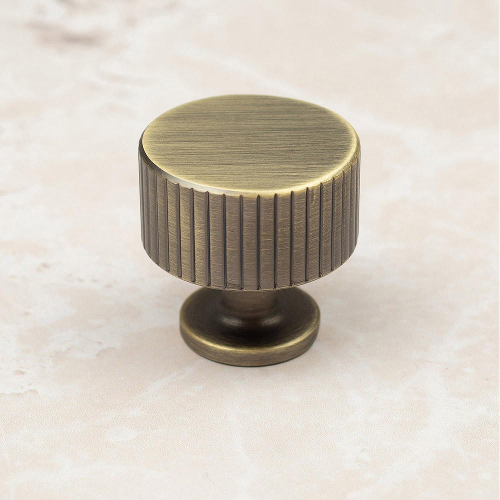Handle & Home Antique Brass Reeded Knob 28mm Image 2