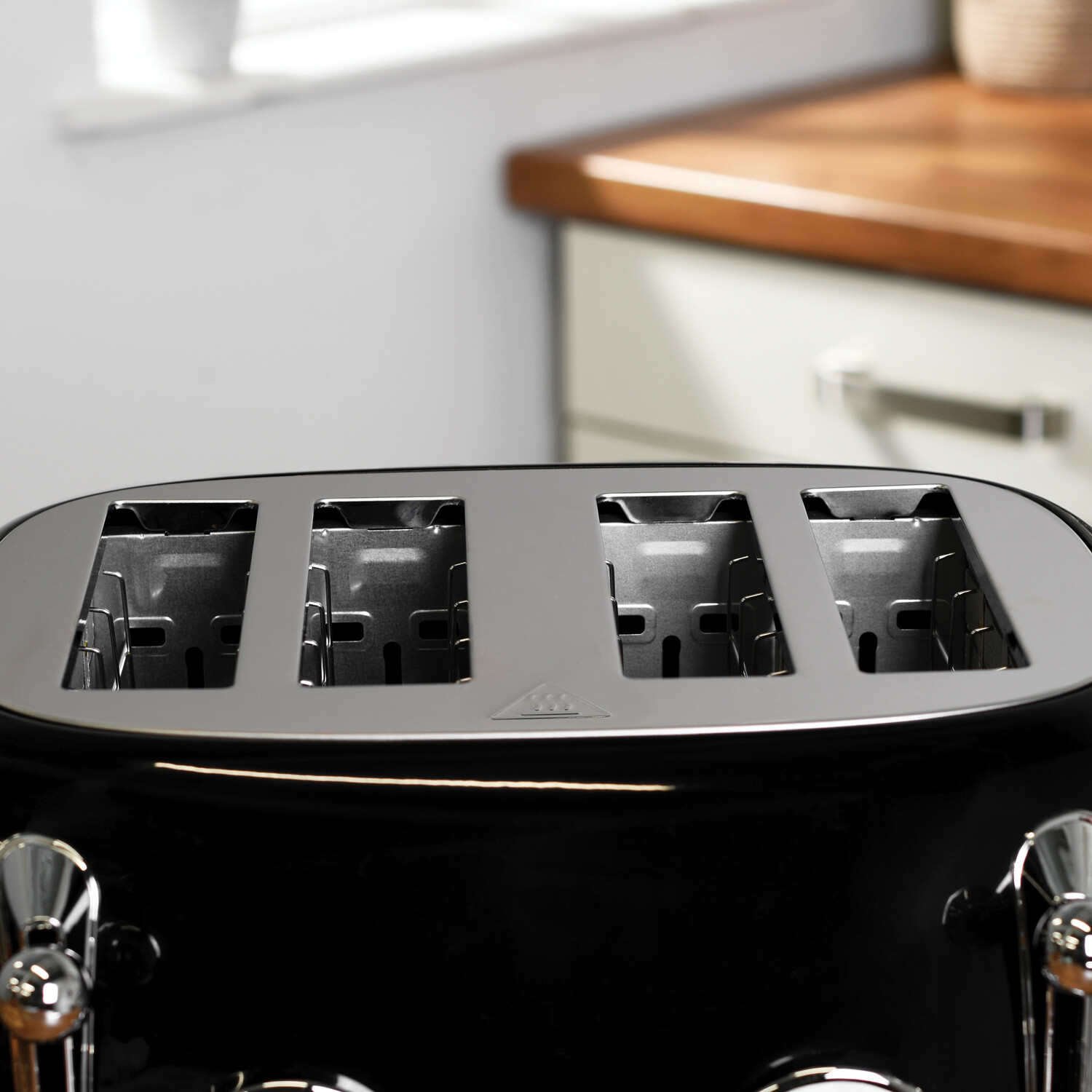 Retro 4 Slice Toaster Black Image 3