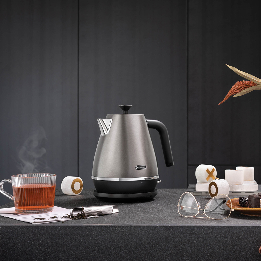 De'Longhi DL4311 Titanium Distinta X 1.7L Kettle Image 2
