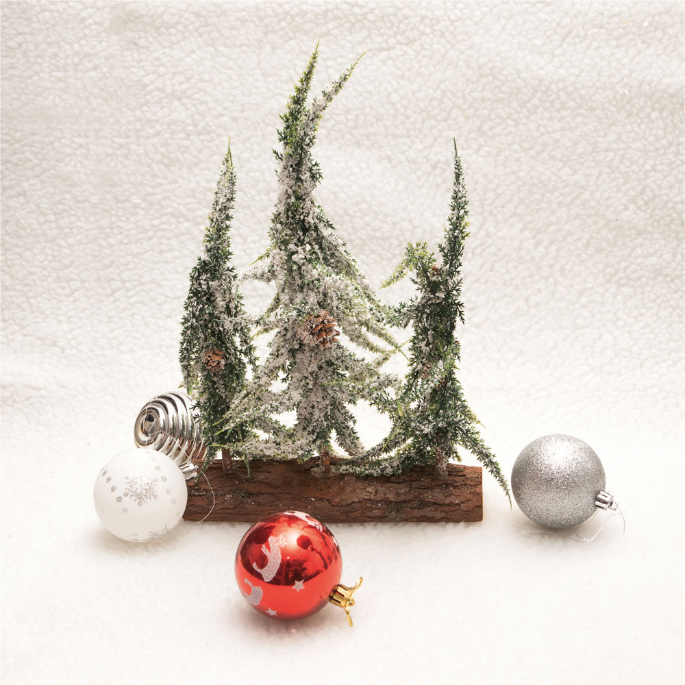 St Helens Snow Finish 3 Tree Log Christmas Decoration Image 4