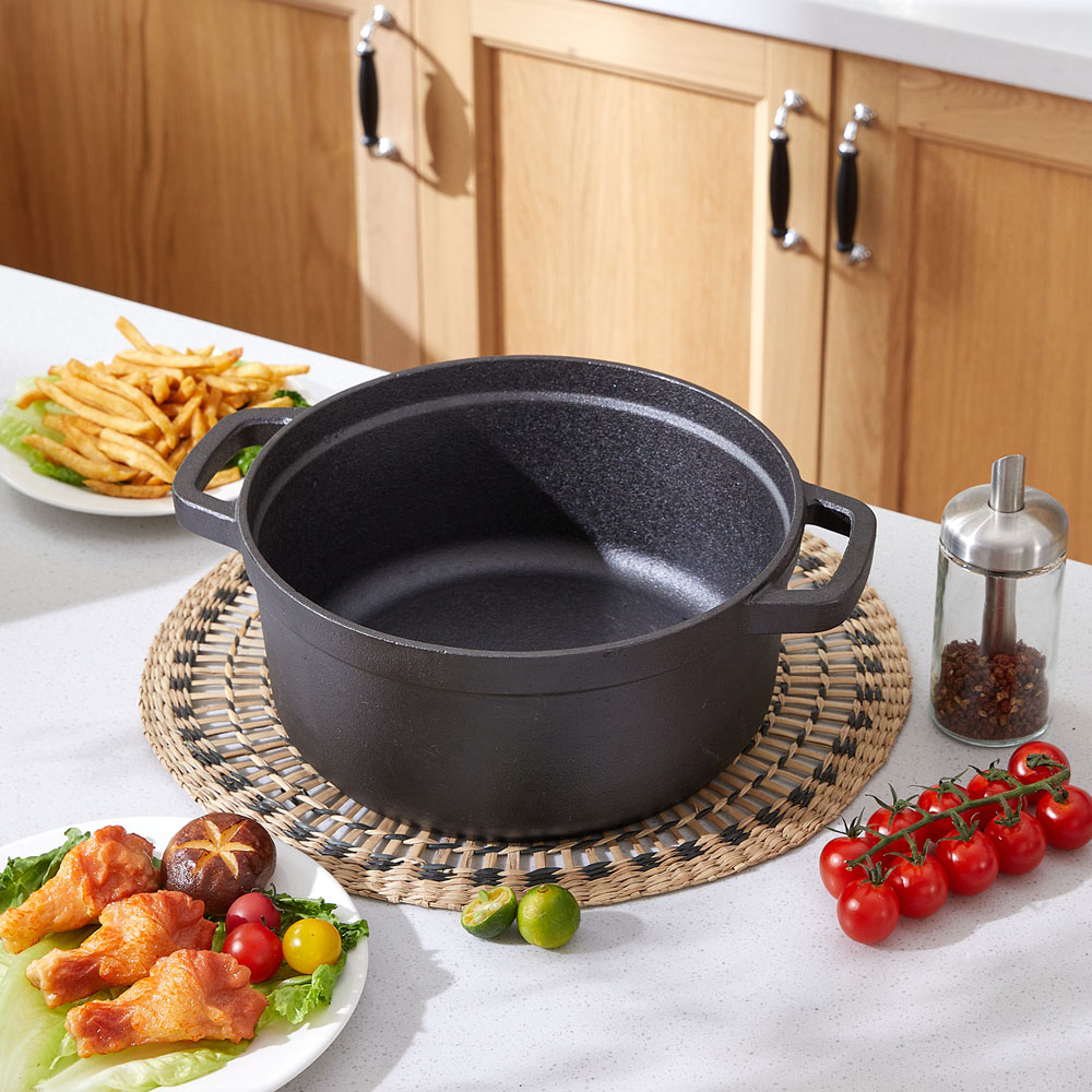 Living and Home Pre-Seasoned Cast Iron Dutch Oven with Lid 5L Image 5