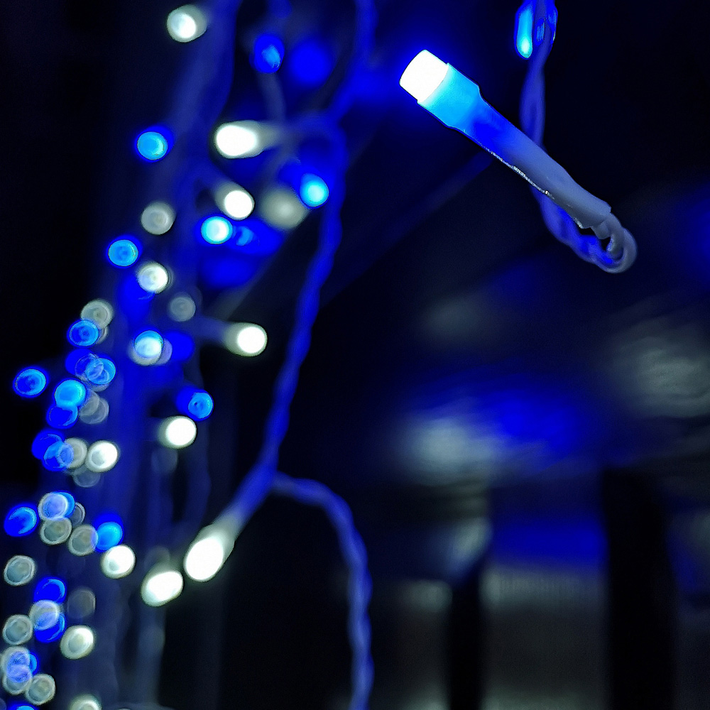 Samuel Alexander 1000 Blue and White LED Frosted White Cable Icicle Light 25m Image 7