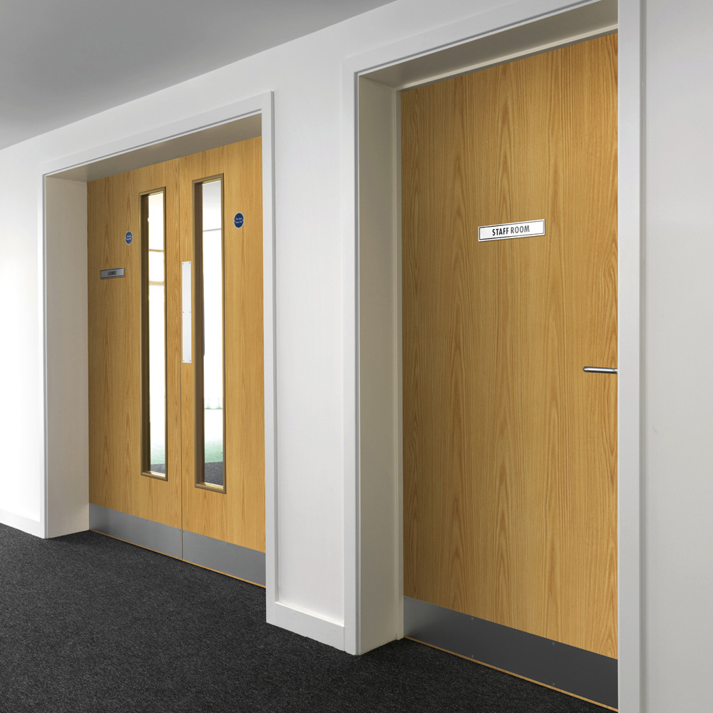 JB Kind Flush Oak Veneered Flush Internal Door 1981 x 762mm Image 2