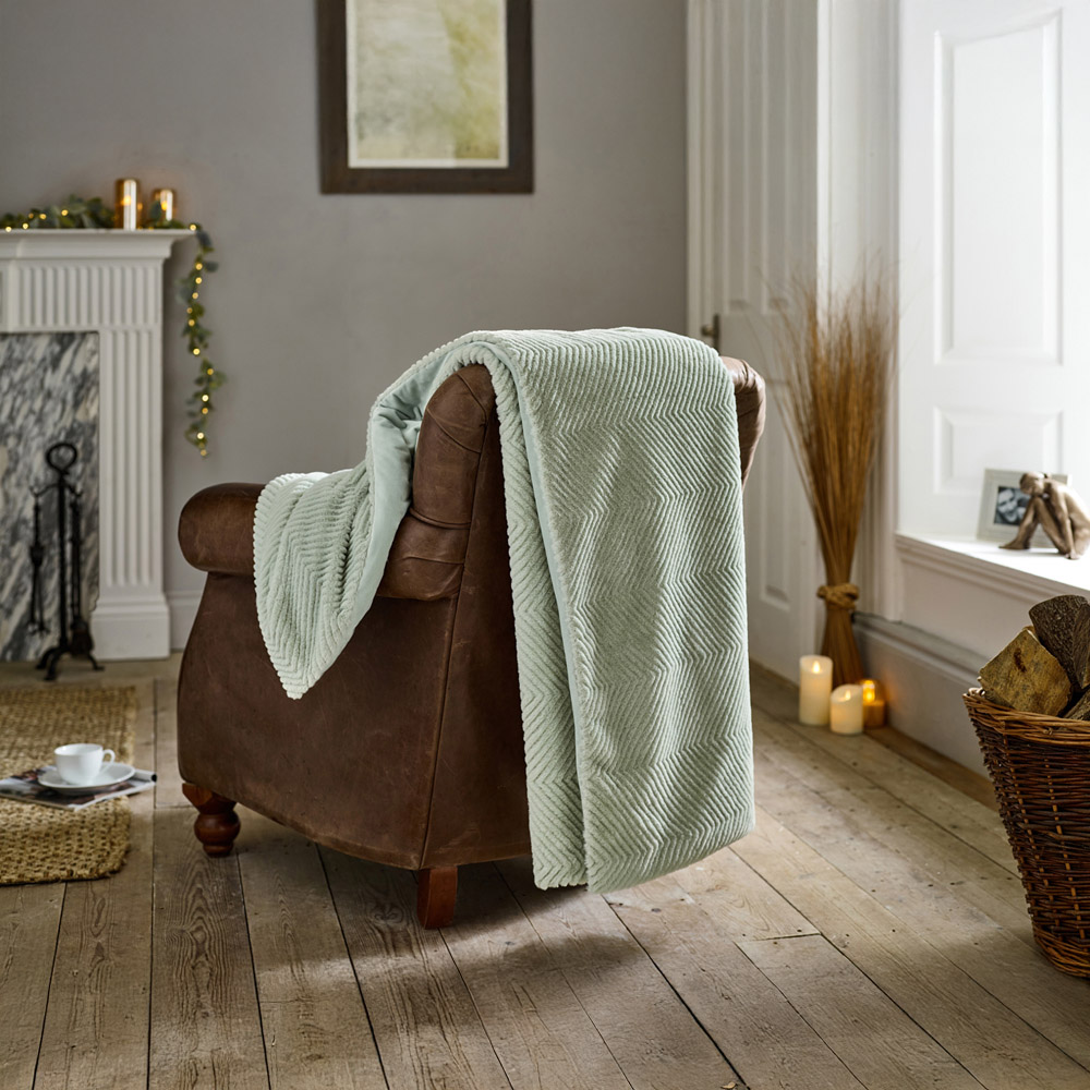 TLC Burghley Faux Fur Green Throw 130 x 170cm Image 4