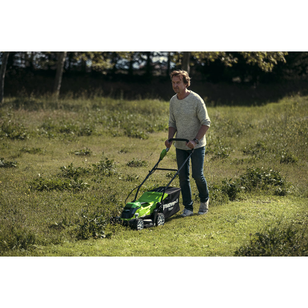 Greenworks GWG40LM35K2 40V Hand Propelled 35cm Rotary Lawn Mower Image 9