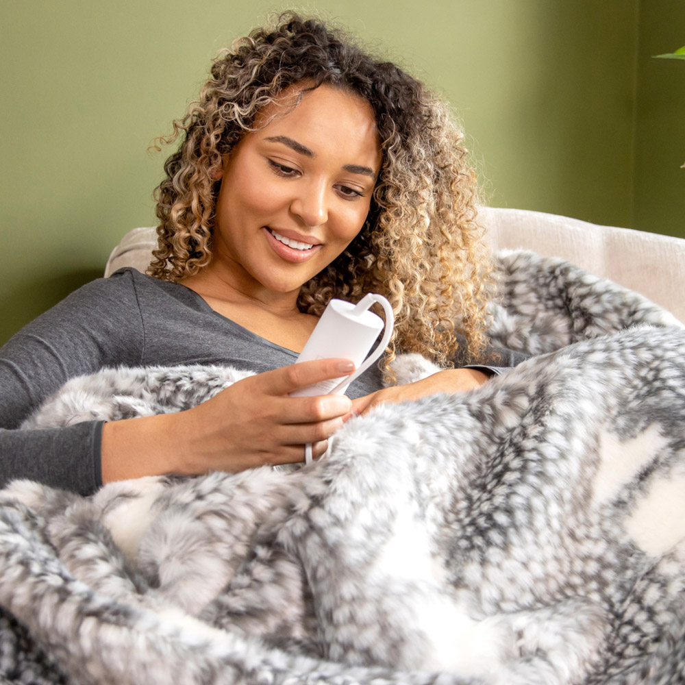 Dreamland Hygge Days Fallow Deer Print Faux Fur Reversible Heated Throw 120 x 160cm Image 2