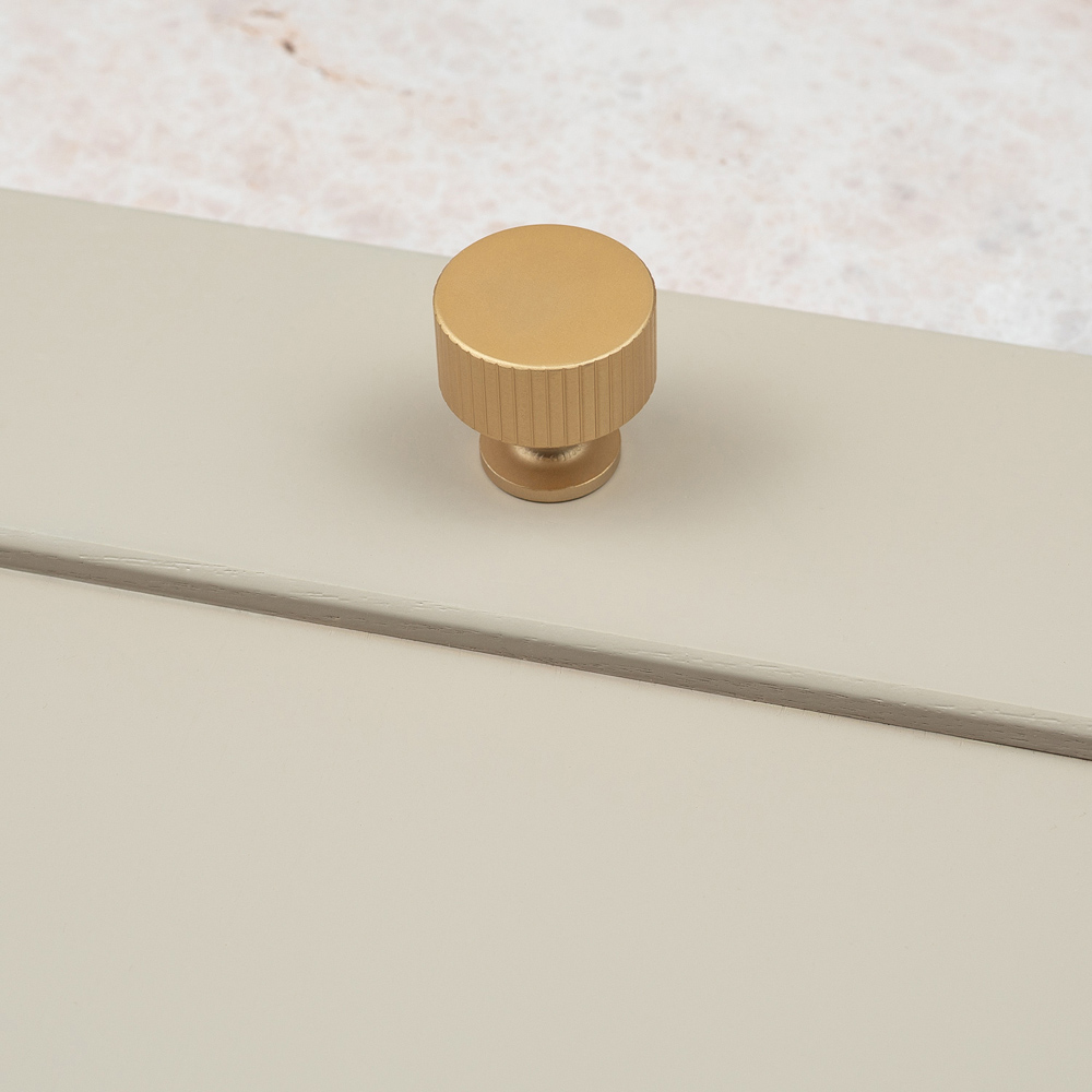 Handle & Home Brushed Brass Reeded Knob 28mm Image 4