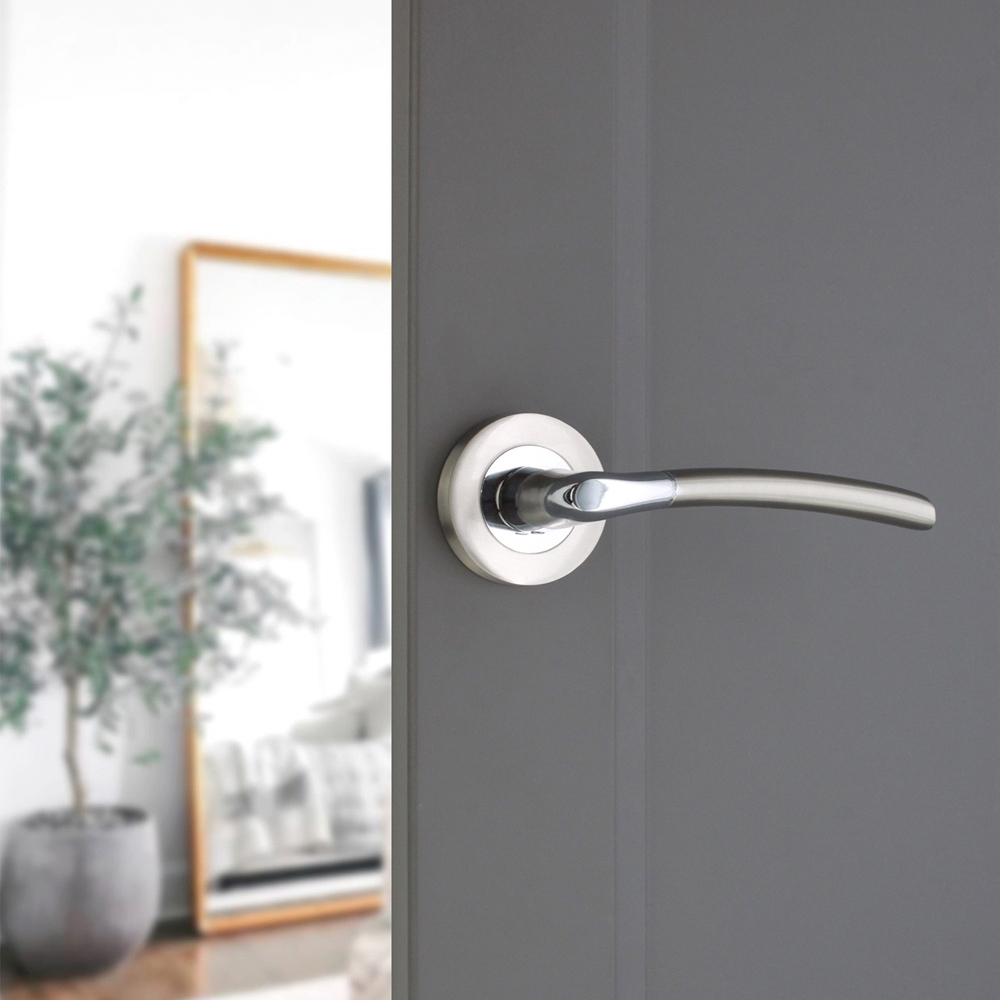 Spira Brass Slavia Dual Tone Lever On Rose Door Handle 2 Pack Image 2