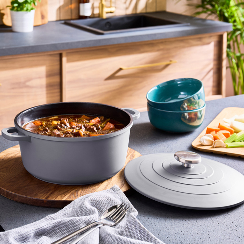Morphy Richards 24cm 4.1L Grey Cast Aluminium Casserole Dish Image 2