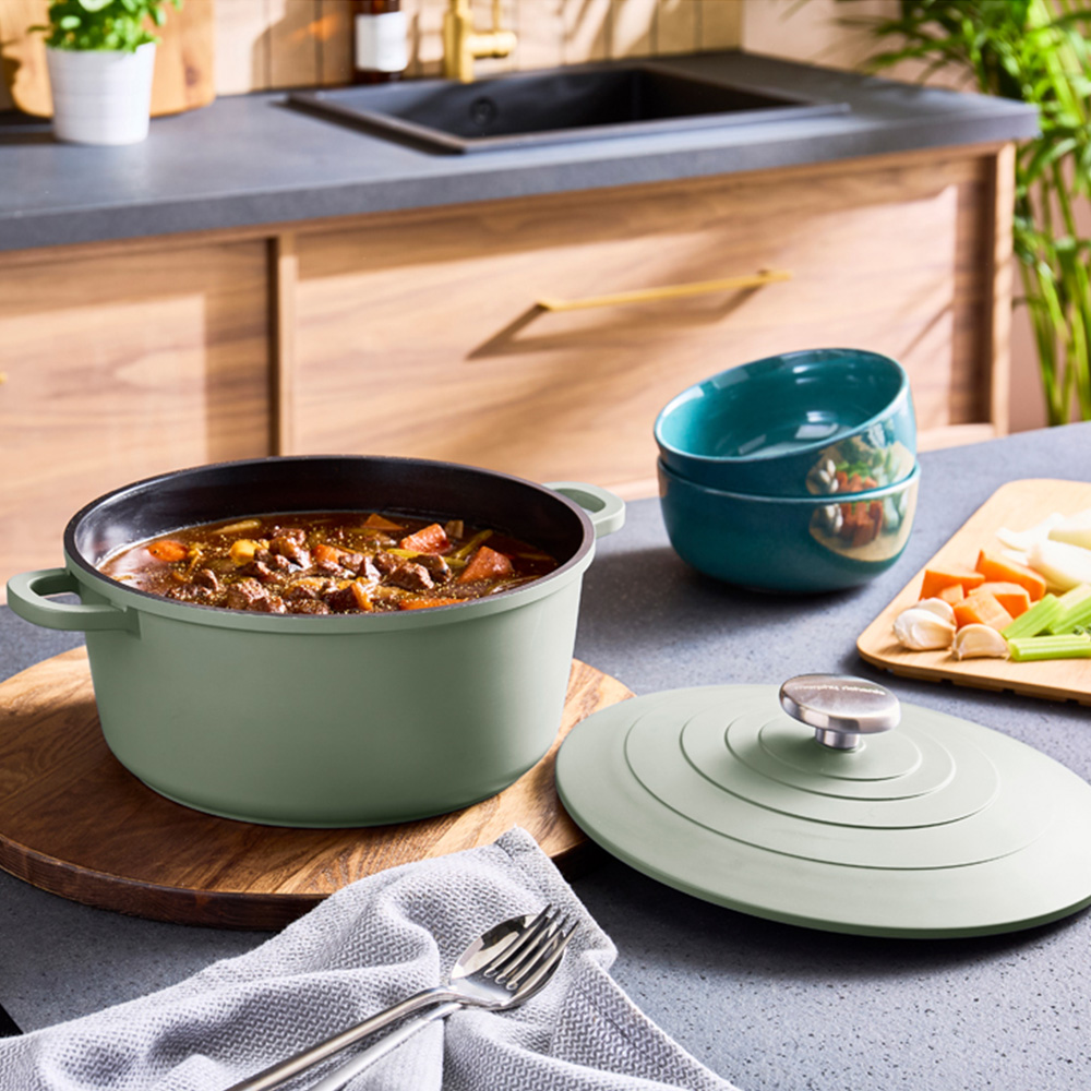 Morphy Richards 24cm 4.1L Green Cast Aluminium Casserole Dish Image 2