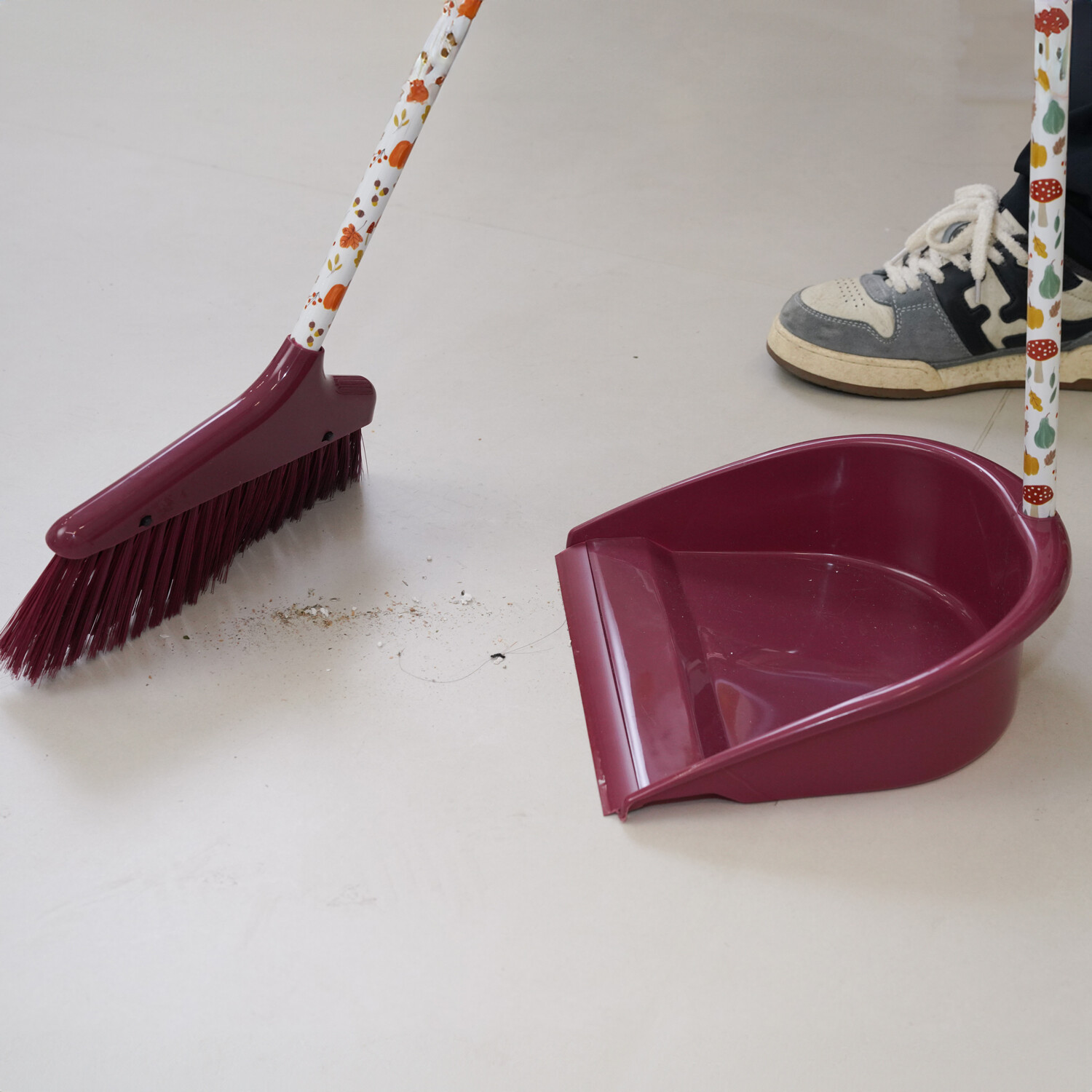 Autumn Pumpkin Long Handle Dustpan with Broom Image 3