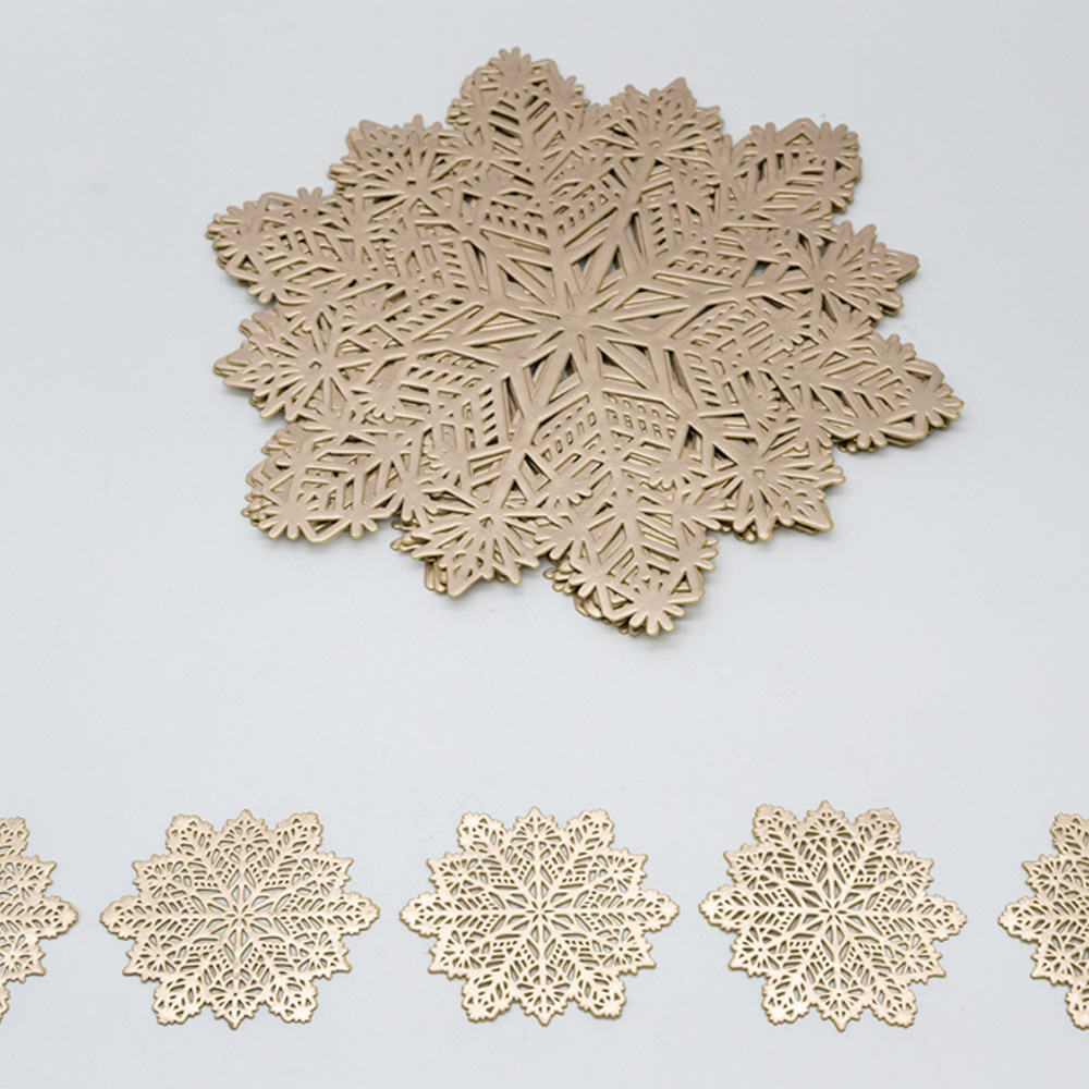 Marco Paul Gold Vinyl Snowflake Placemat and Coaster 6 Pack Image 3