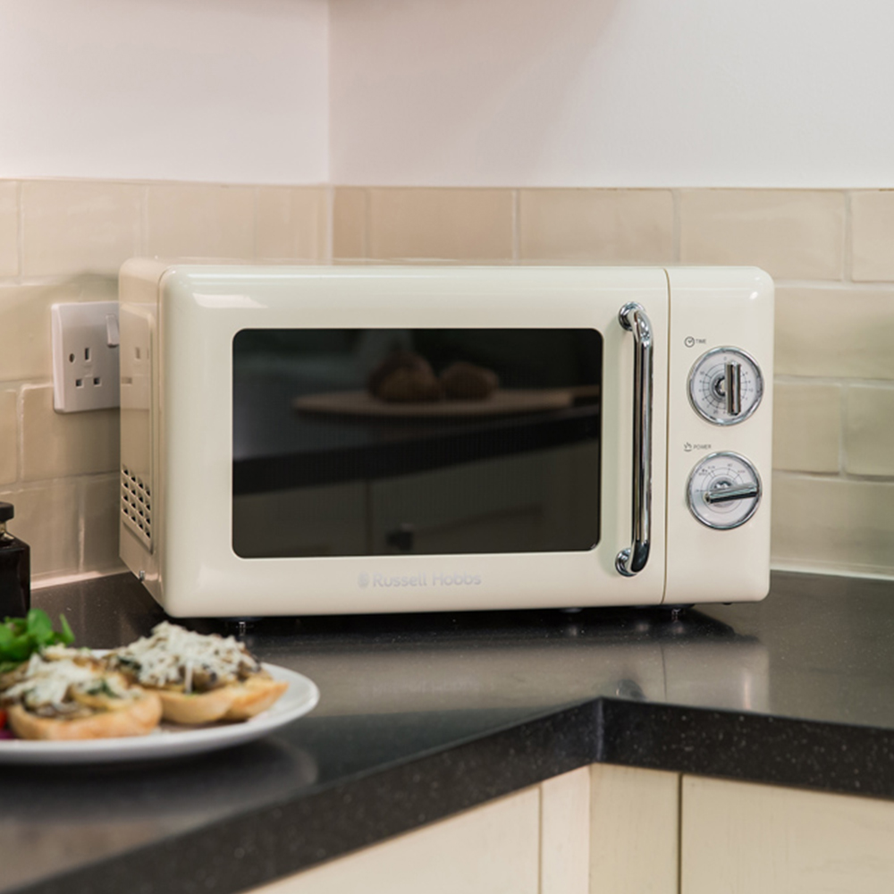 Russell Hobbs RHRETMM705C-N Retro Cream 17L Compact Manual Microwave 700W Image 5