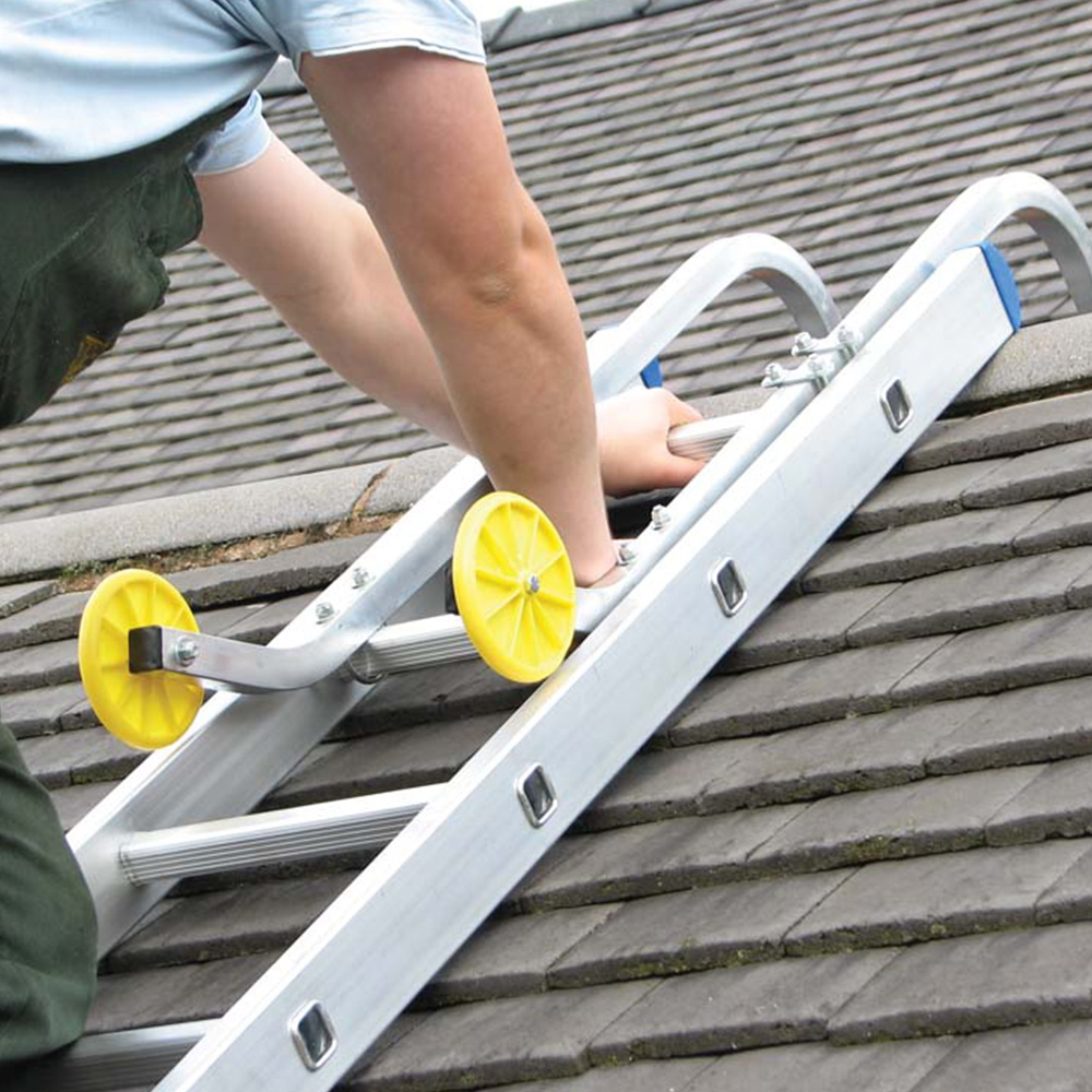 Zarges Aluminium Roof Hooks Pair with Wheels Image 2