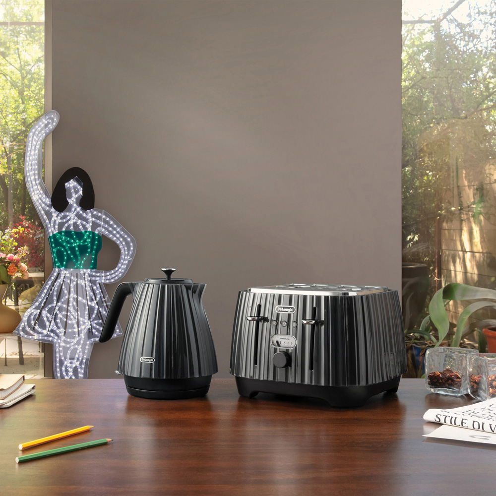 De'Longhi Ballerina DL3001 Black 1.7L Kettle Image 2