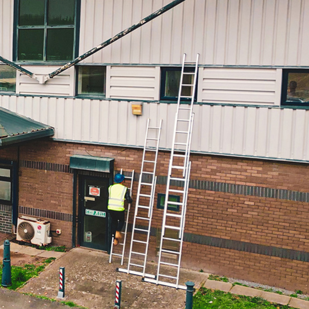 Lyte Ladders & Towers EN131-2 Professional 3 Section 30 Rung Extension Ladder Image 2