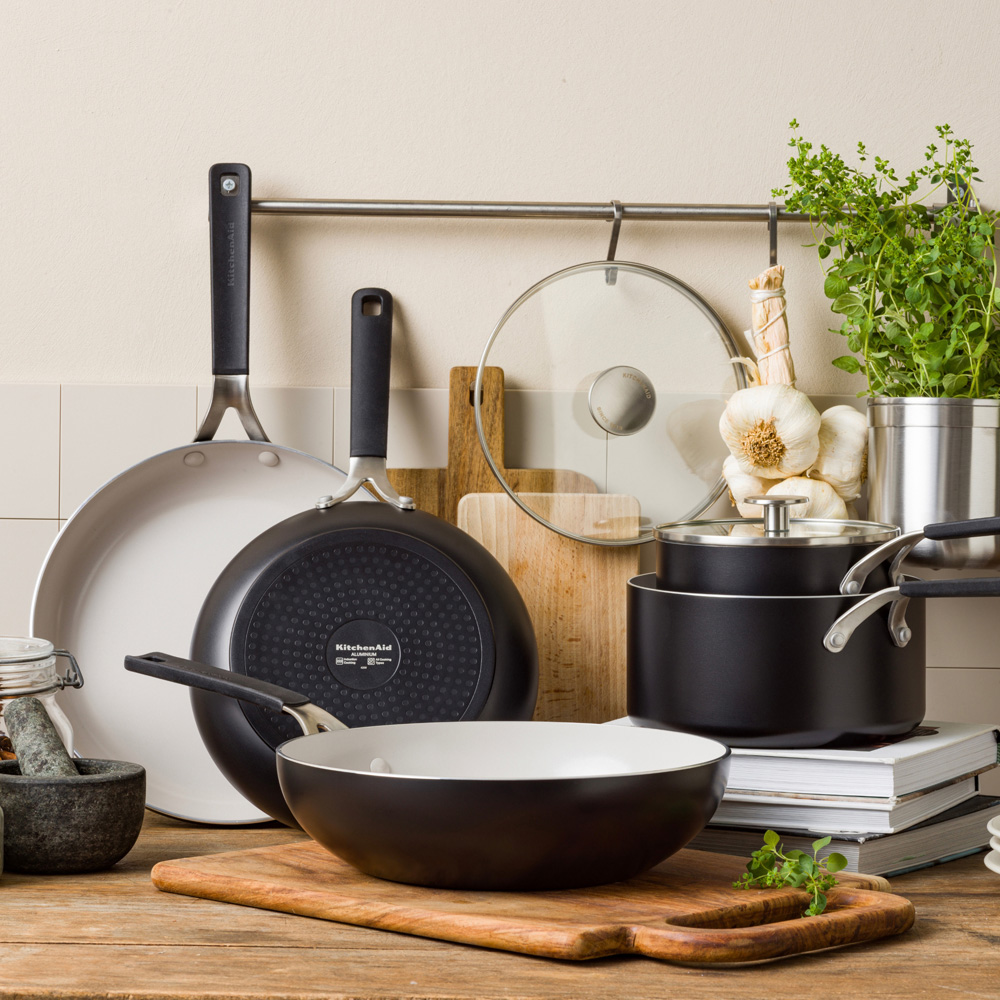 KitchenAid 28cm Matte Black Coloured Aluminium Wok Image 8