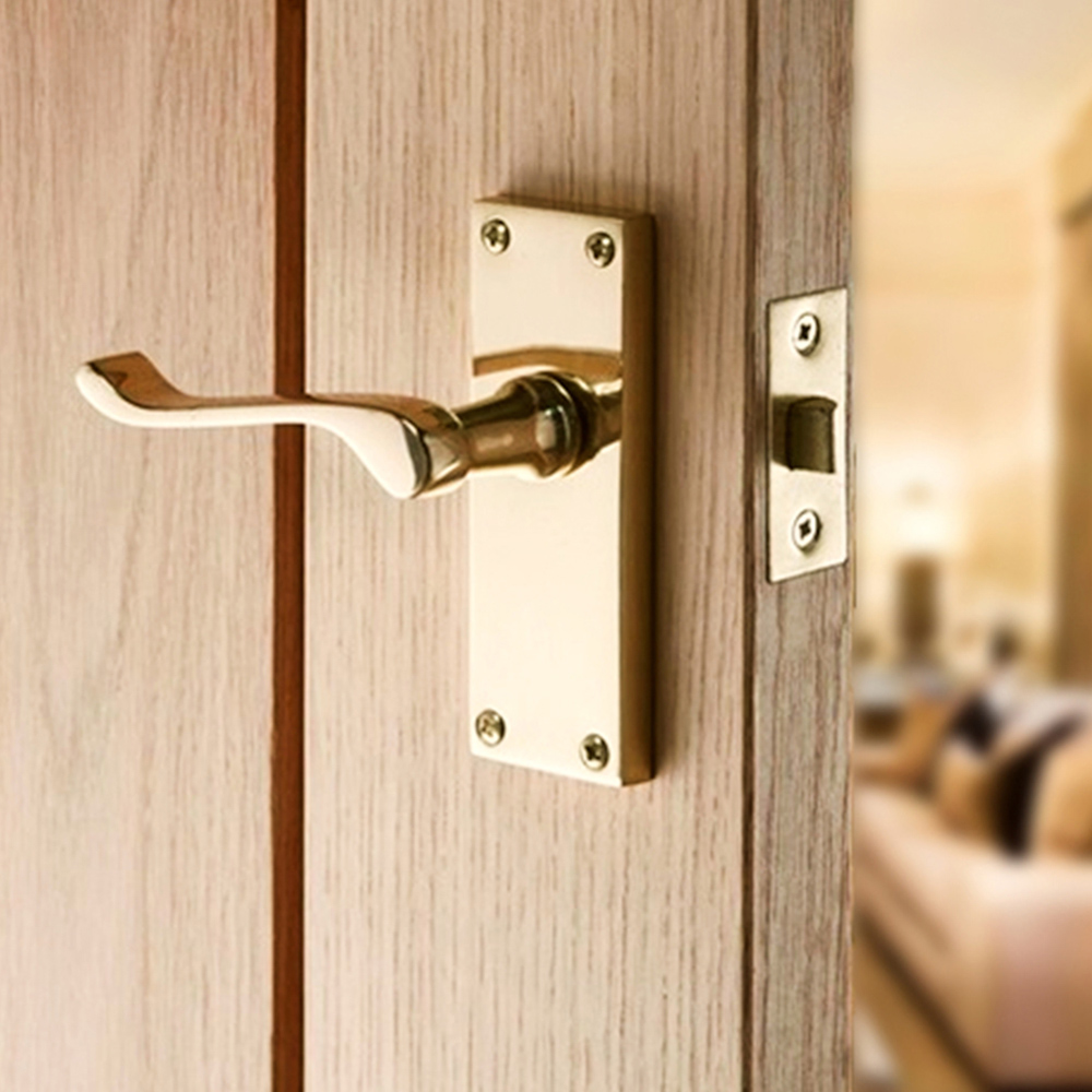 Spira Brass Victorian Polished Brass Scroll Latch Lever Door Handle 2 Pack Image 2