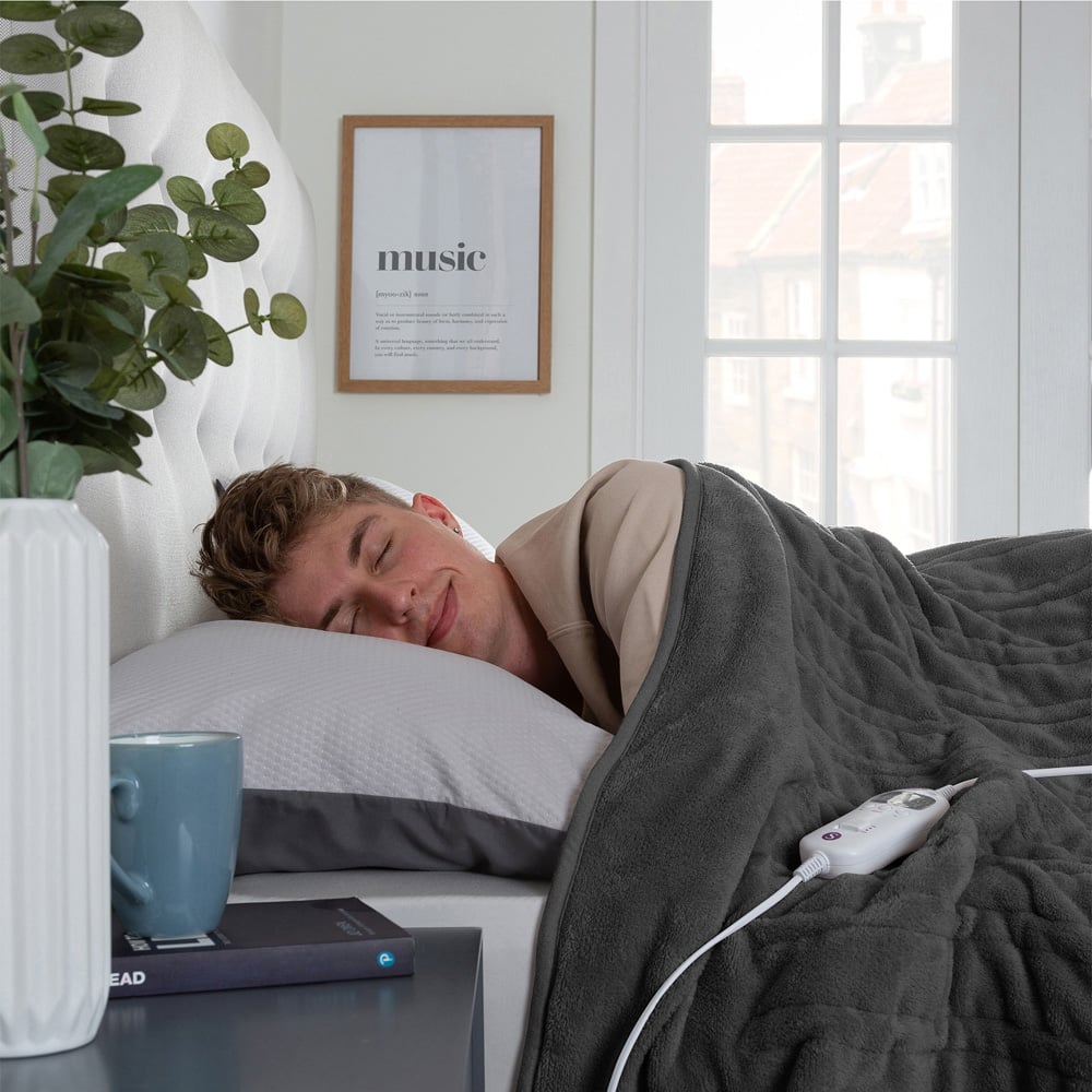 Slumberdown Comfy Hugs Charcoal Grey Soft Fleece Heated Throw 130 x 160cm Image 3