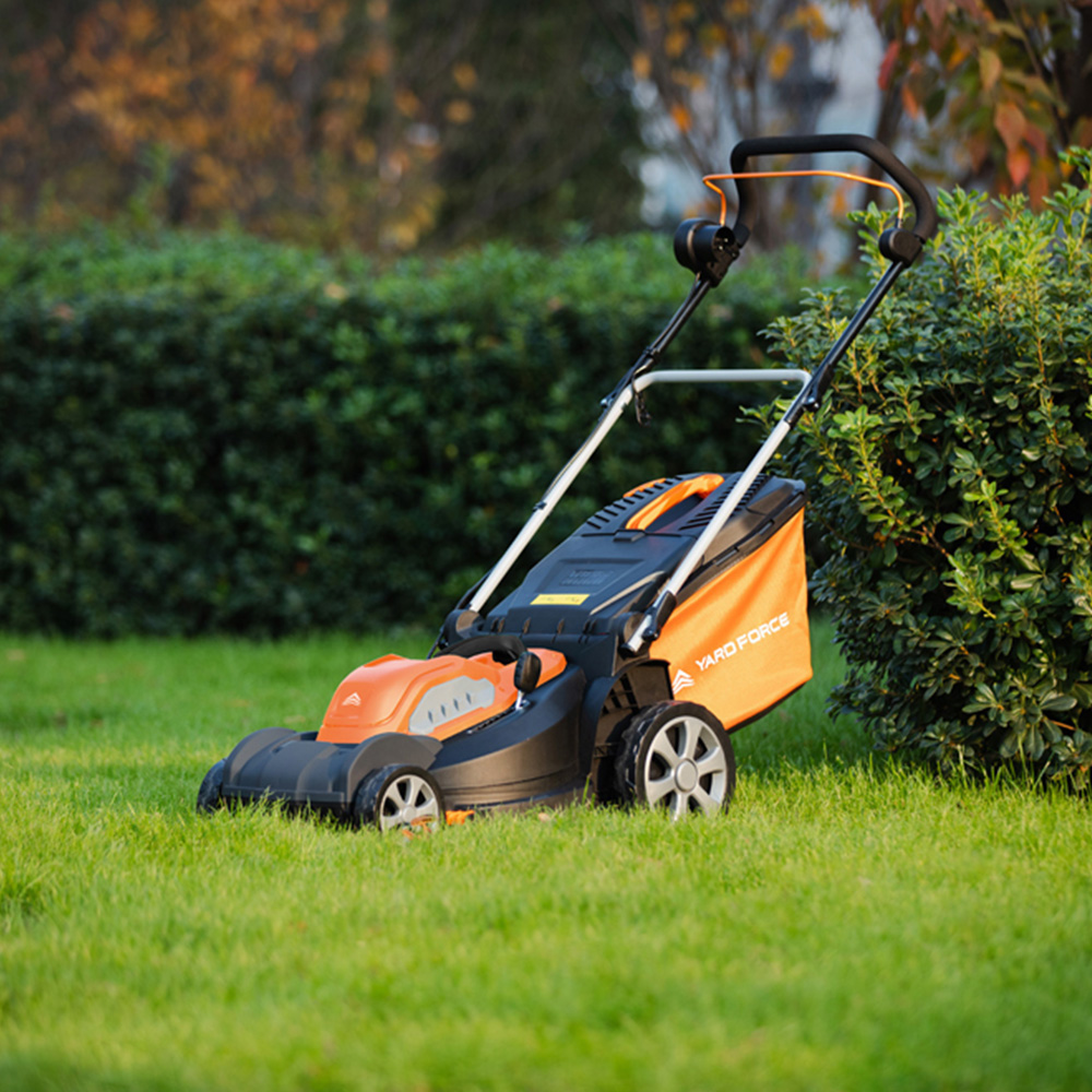 Yard Force EM U44-UK 1800W Hand Propelled 44cm Rotary Electric Lawn Mower Image 2