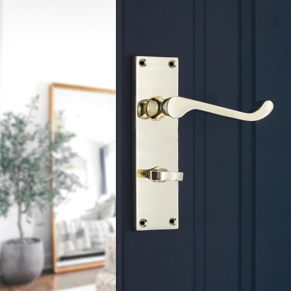 Spira Brass Victorian Polished Brass Scroll Bathroom Lever Door Handle 2 Pack Image 2