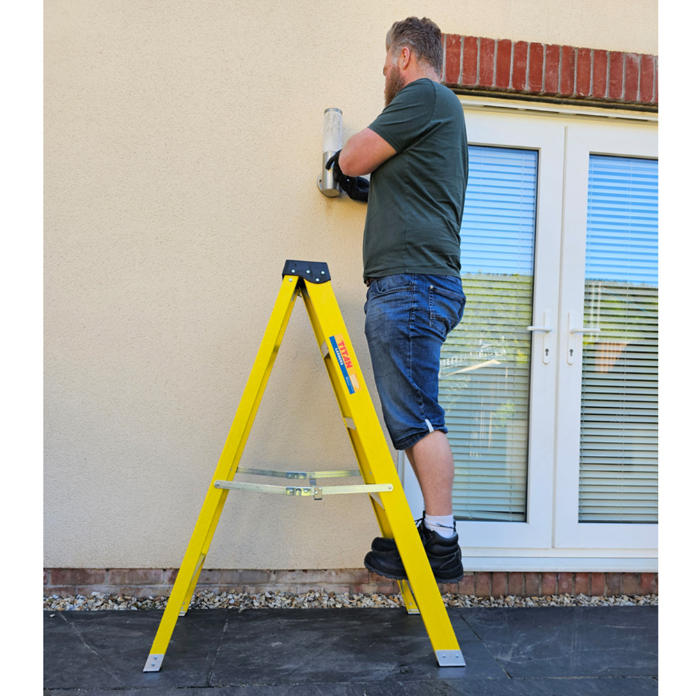 Titan 8 Tread Glassfibre Swing Back Professional Step Ladder Image 2