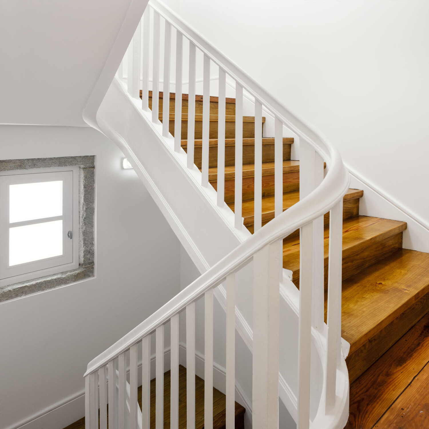 Crown One Coat Gloss Pure Brilliant White Pure Brilliant White 2.5L Image 7