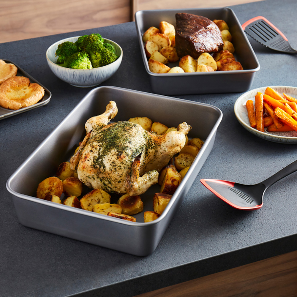 Morphy Richards 2 Piece Roasting Tin Set Image 2