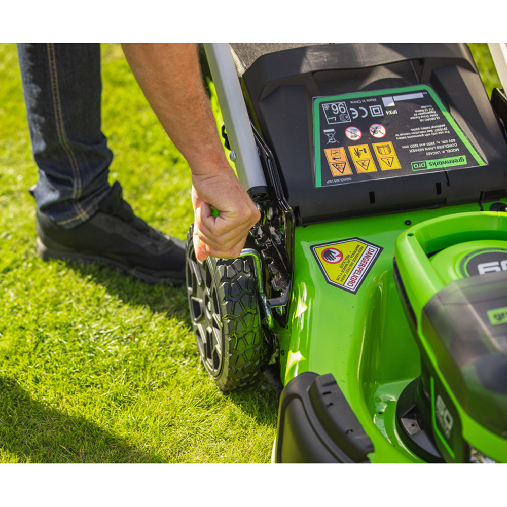 Greenworks GWGD60LM46SPK4 60V Self Propelled 46cm Cordless Lawn Mower with Battery and Charger Image 7