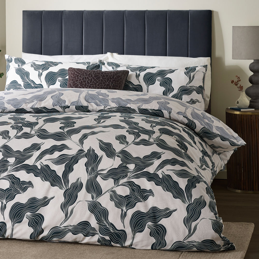 Hoem King Size Lauro Blue Printed 144 Thread Count Reversible Duvet Set Image 3
