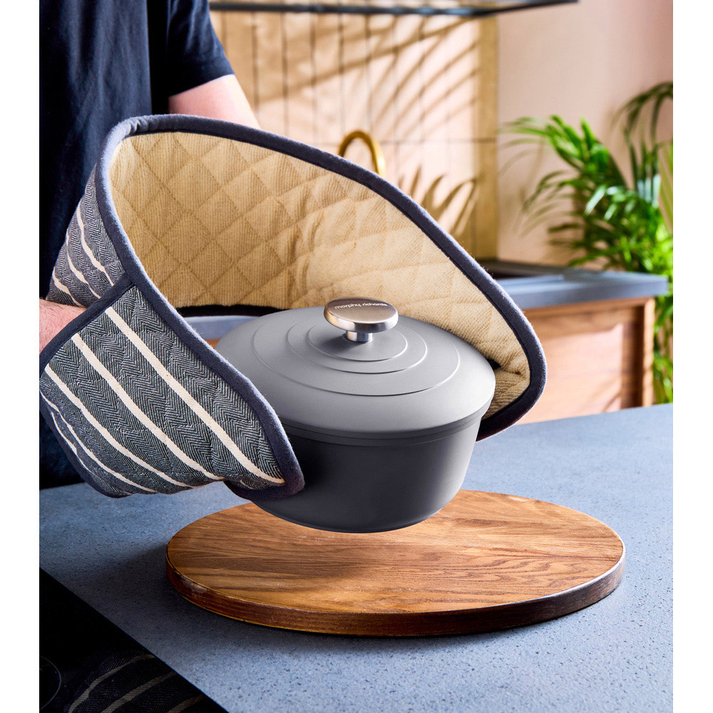 Morphy Richards 20cm 2.3L Grey Cast Aluminium Casserole Dish Image 6